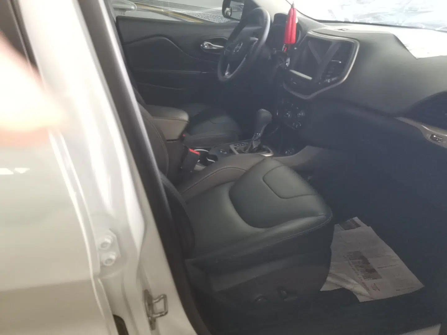 Jeep Cherokee 2016 2.0L Superior Edition — миниатюра 19