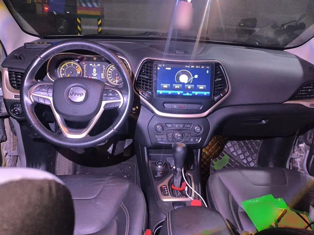 Jeep Cherokee 2016 2.4L Professional Edition — миниатюра 9