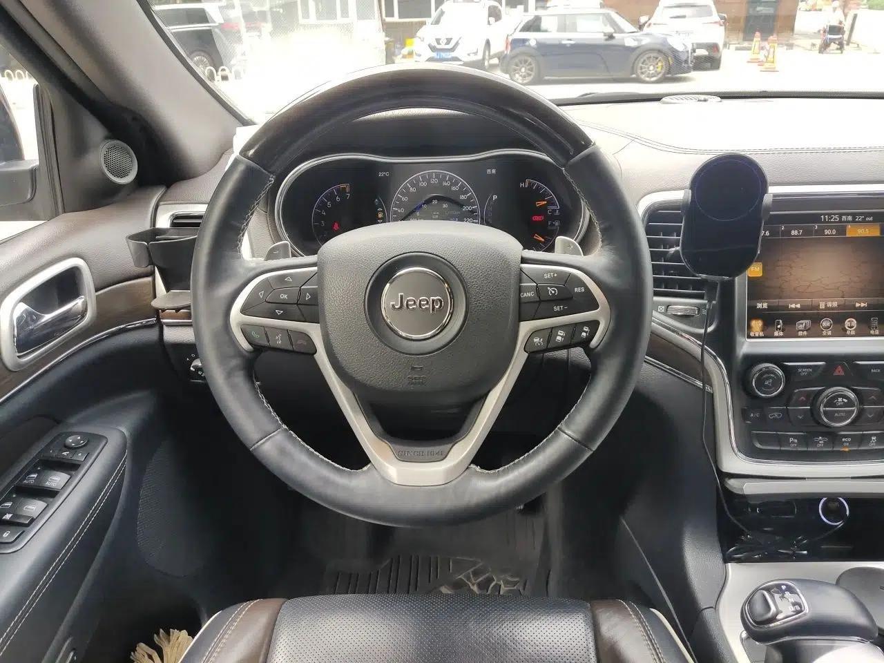 Jeep Grand Cherokee 2015 3.6L Luxury Navigation Edition — миниатюра 10