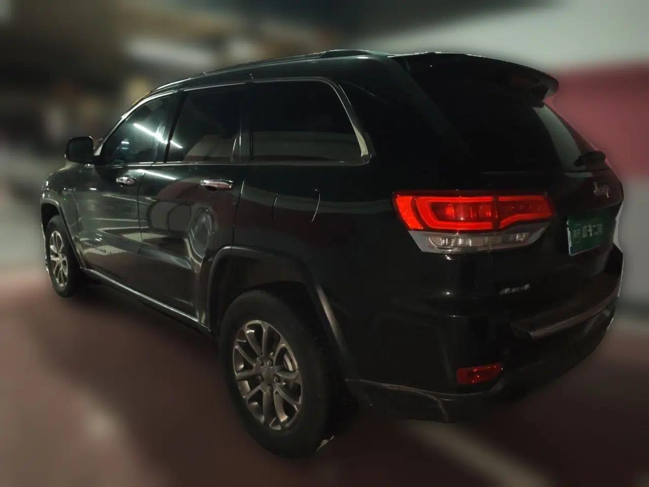 Jeep Grand Cherokee 2013 3.6L Luxury Navigation Edition — миниатюра 4