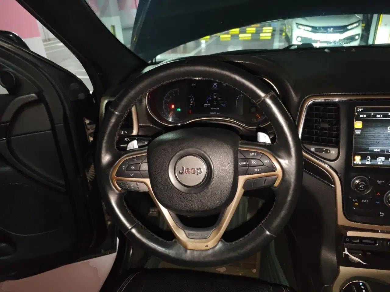 Jeep Grand Cherokee 2013 3.6L Luxury Navigation Edition — миниатюра 10