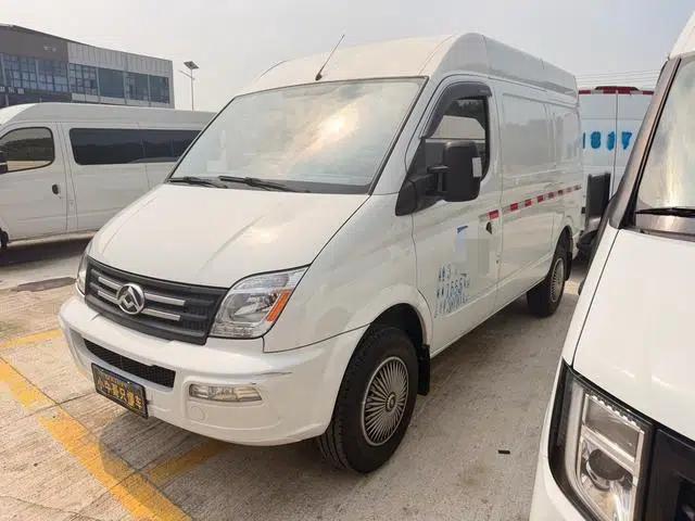 Xintu V80 2023 2.0T AMT Classic City Delivery King Short Wheelbase Mid-Roof 3-Seater