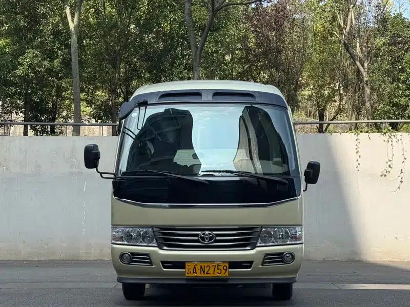 2023 Toyota Coaster 4.0L Manual Rear-Wheel Drive 12-Seater Factory Custom Edition — миниатюра 2