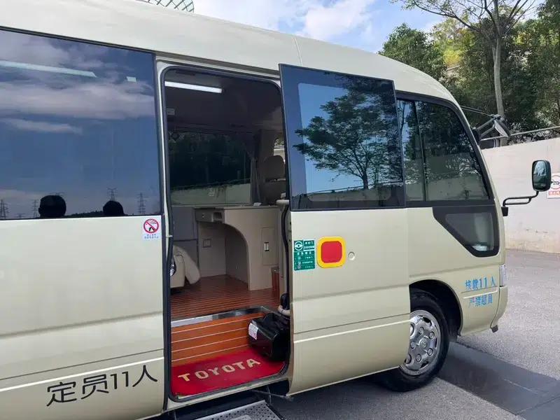 2023 Toyota Coaster 4.0L Manual Rear-Wheel Drive 12-Seater Factory Custom Edition — миниатюра 30