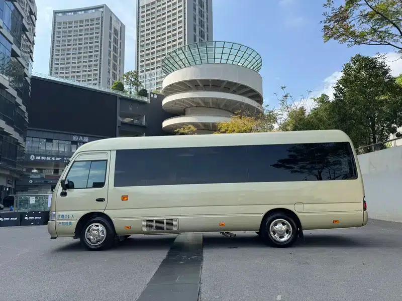 2023 Toyota Coaster 4.0L Manual Rear-Wheel Drive 12-Seater Factory Custom Edition — миниатюра 4