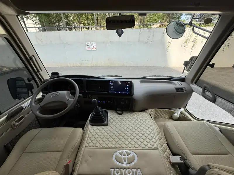 2023 Toyota Coaster 4.0L Manual Rear-Wheel Drive 12-Seater Factory Custom Edition — миниатюра 31