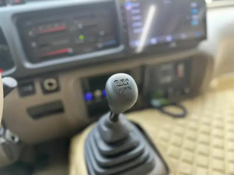 2023 Toyota Coaster 4.0L Manual Rear-Wheel Drive 12-Seater Factory Custom Edition — миниатюра 33