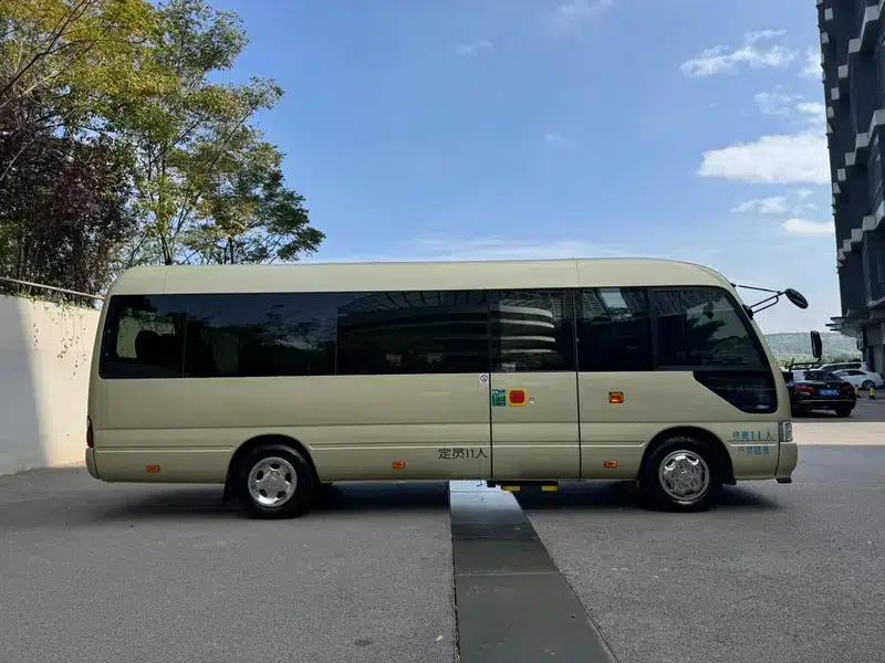 2023 Toyota Coaster 4.0L Manual Rear-Wheel Drive 12-Seater Factory Custom Edition — миниатюра 8