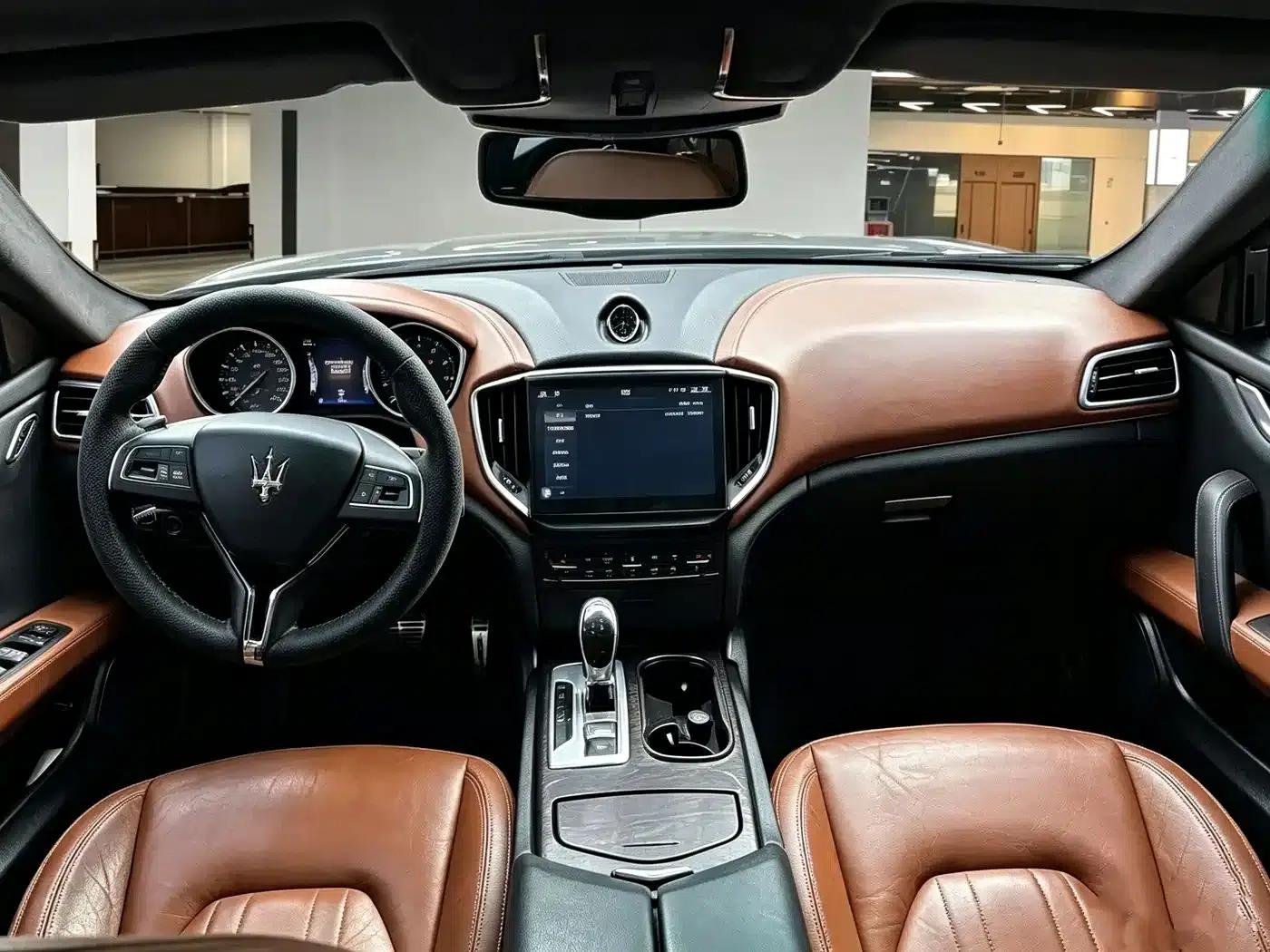 2014 Ghibli 3.0T Standard Edition — миниатюра 4