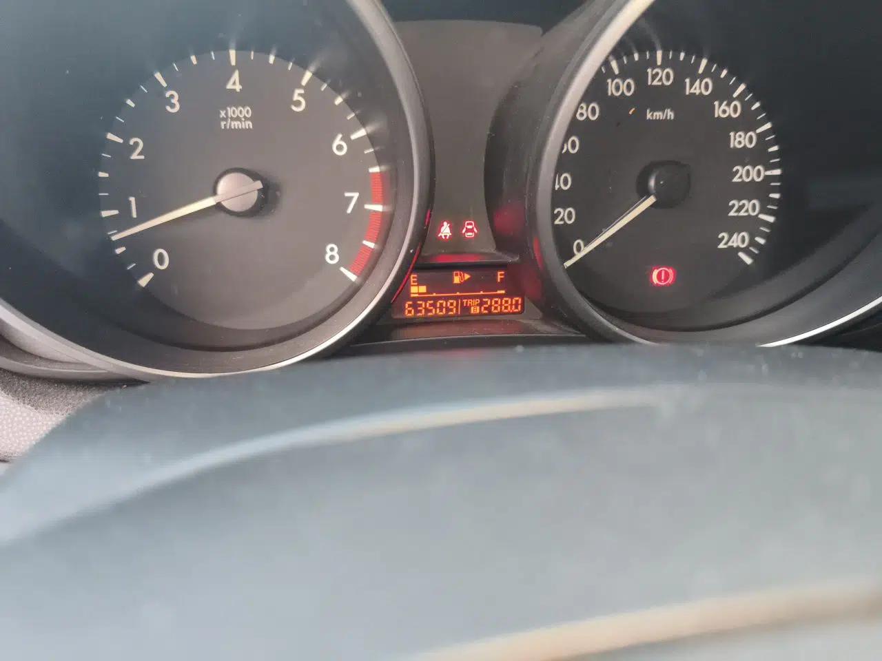 Mazda 3 2012 Hatchback 1.6L Manual Comfort Model — миниатюра 12