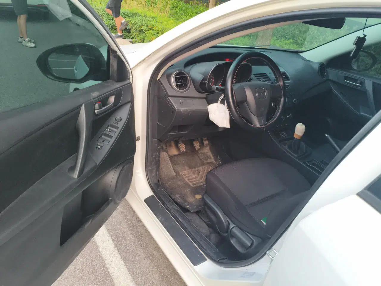 Mazda 3 2012 Hatchback 1.6L Manual Comfort Model — миниатюра 16