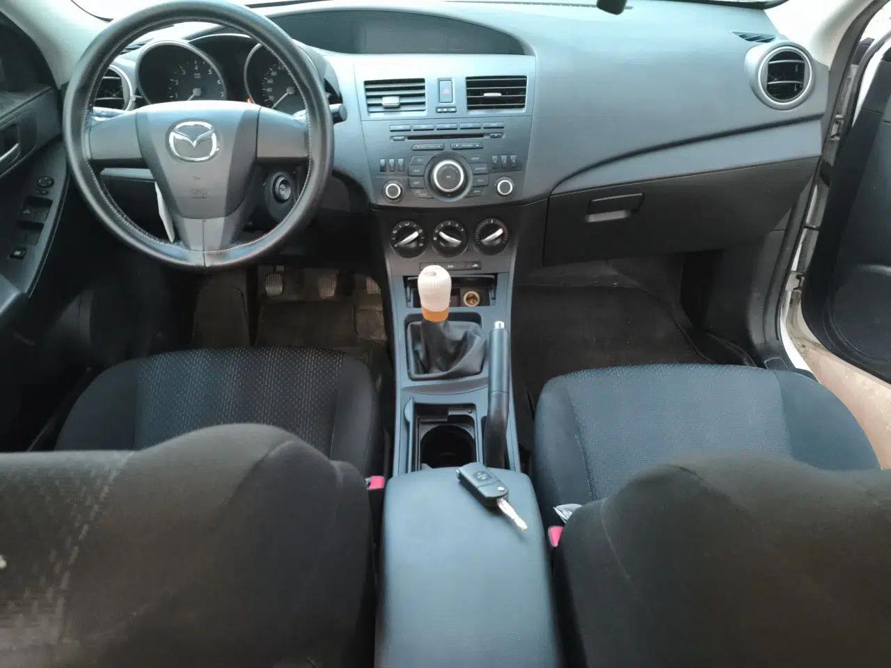 Mazda 3 2012 Hatchback 1.6L Manual Comfort Model — миниатюра 9