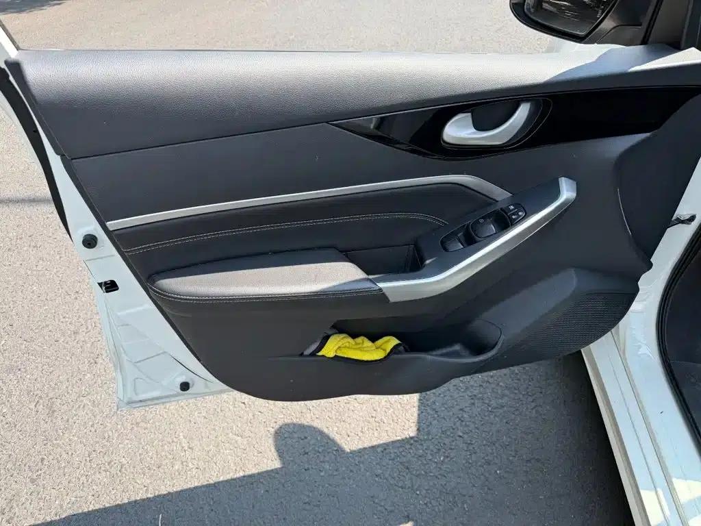 Venucia D60 2023 PLUS 1.6L XE CVT Trendy Edition — миниатюра 6
