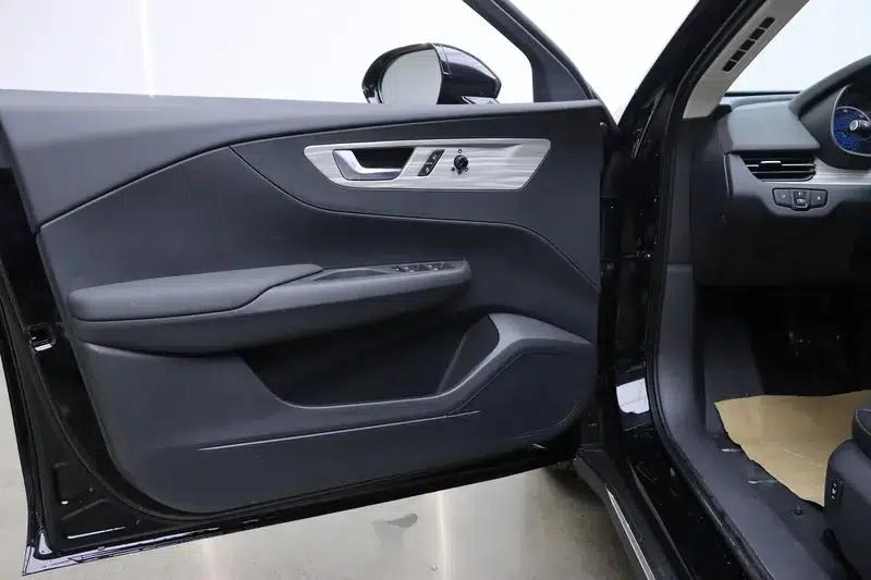 Hongqi E-QM5 2025 500KM Travel Edition — миниатюра 11
