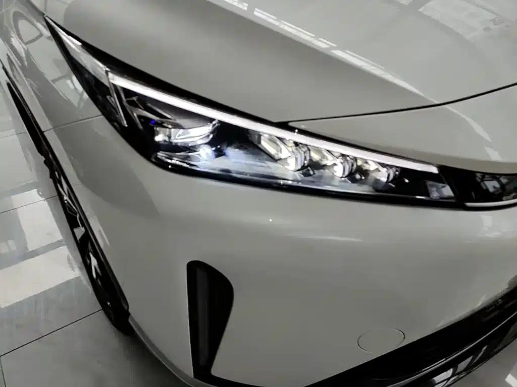 Roewe D5X DMH 2024 135 Flagship Edition — миниатюра 13