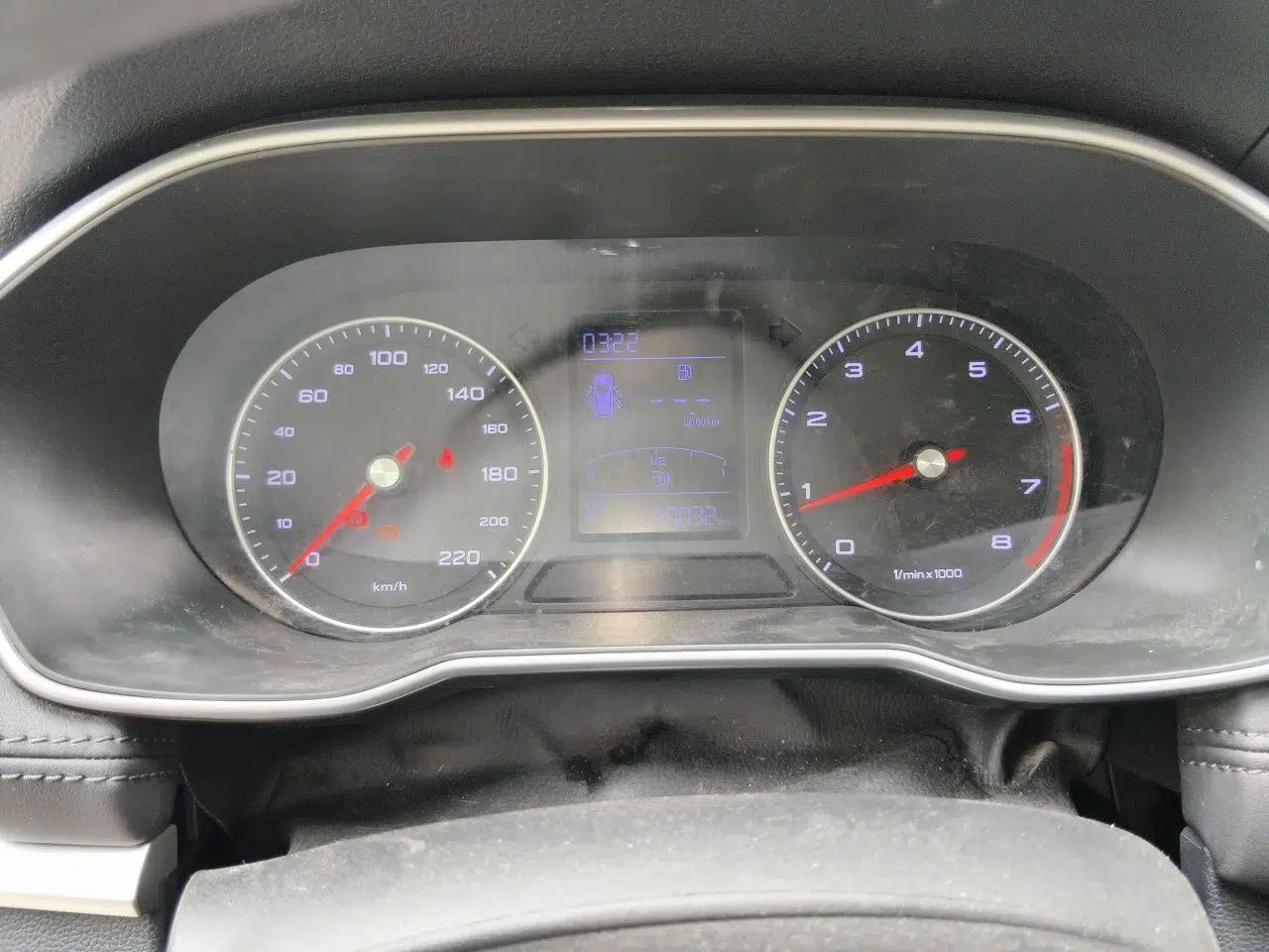 Roewe RX3 2020 1.6L CVT Lion's Throne 4G Connected Flagship Edition — миниатюра 11