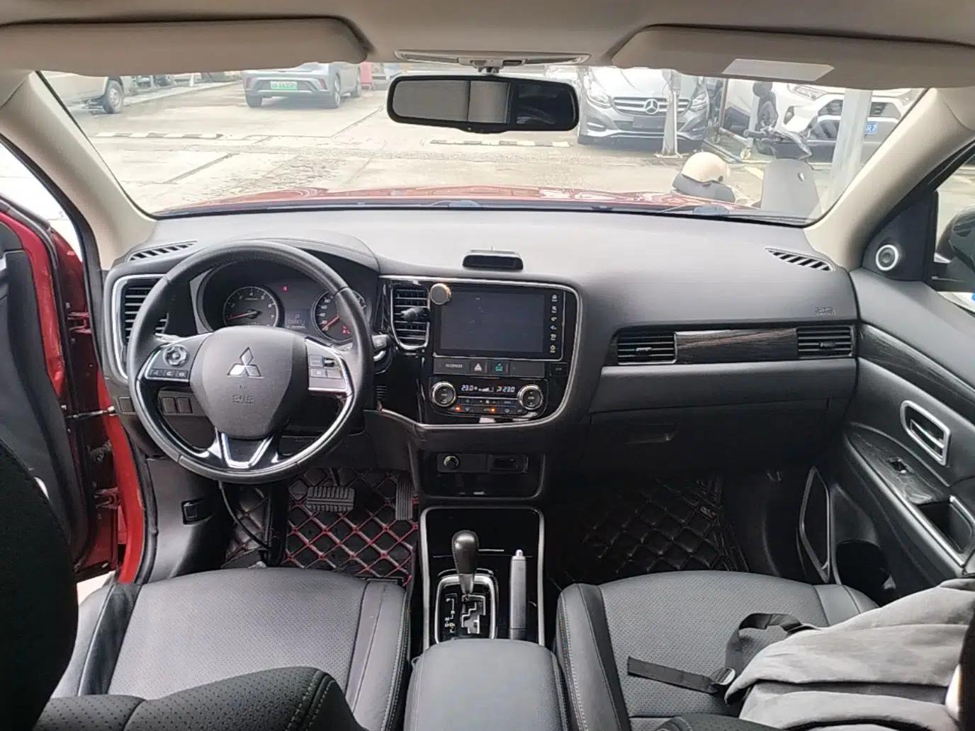 Mitsubishi Outlander 2018 2.0L Two-Wheel Drive Glory Edition 5 Seats — миниатюра 12