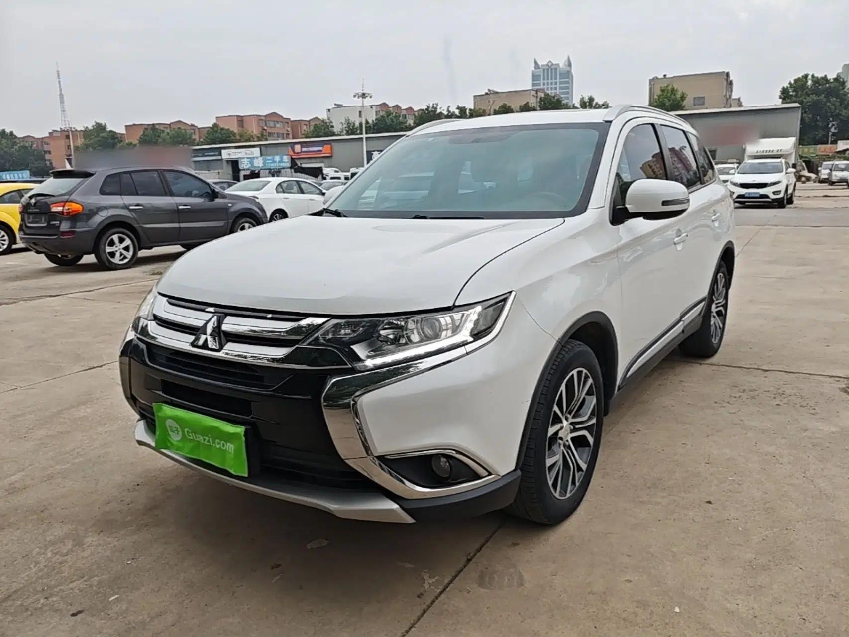 Mitsubishi Outlander 2018 2.0L Two-Wheel Drive Glory Edition 5 Seats — миниатюра 1