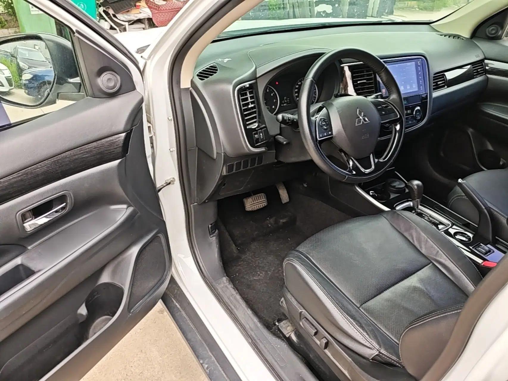 Mitsubishi Outlander 2018 2.0L Two-Wheel Drive Glory Edition 5 Seats — миниатюра 18