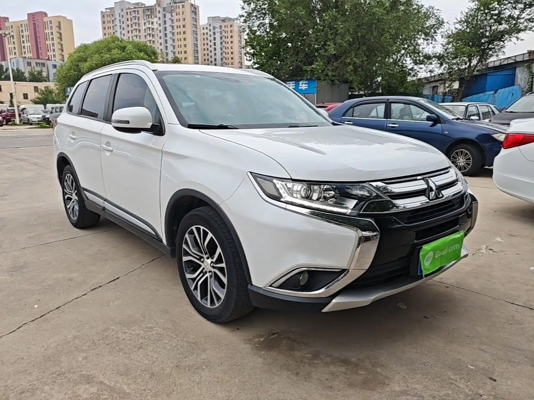 Mitsubishi Outlander 2018 2.0L Two-Wheel Drive Glory Edition 5 Seats — миниатюра 3