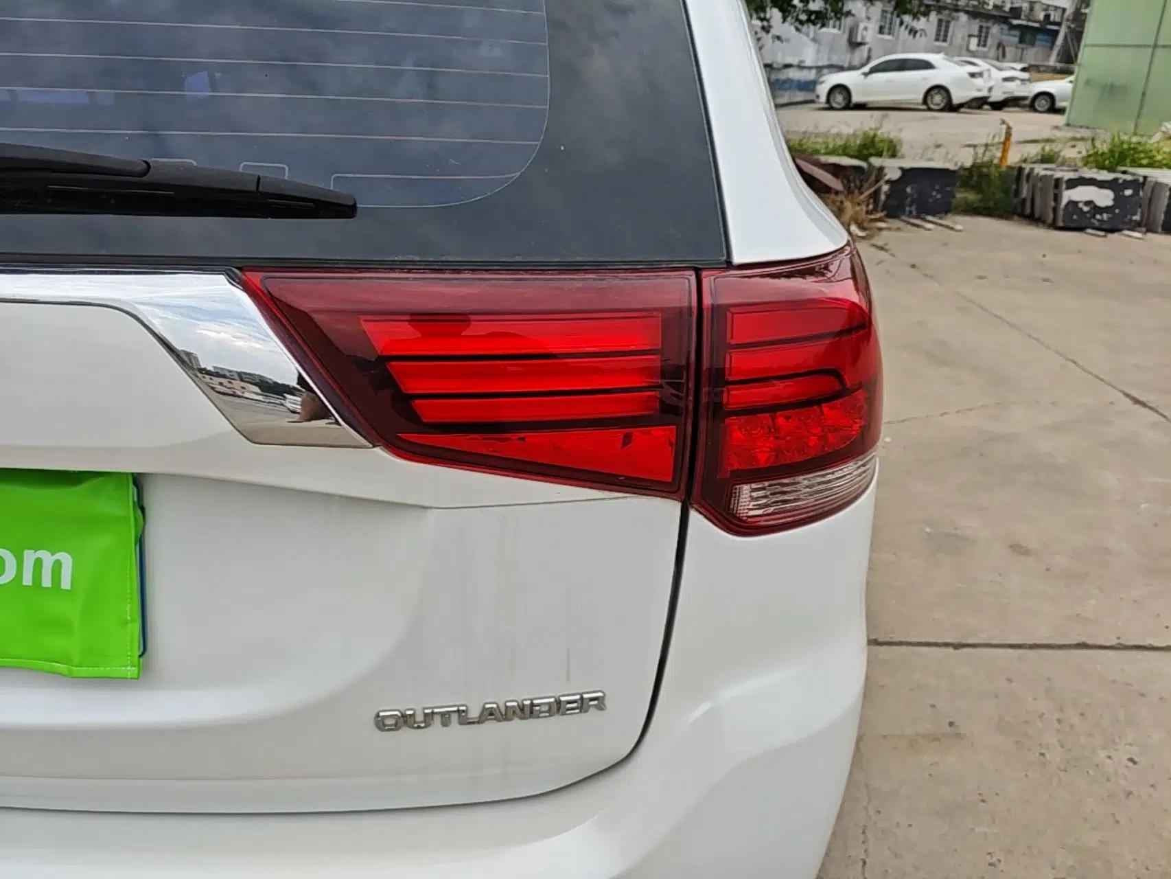 Mitsubishi Outlander 2018 2.0L Two-Wheel Drive Glory Edition 5 Seats — миниатюра 9
