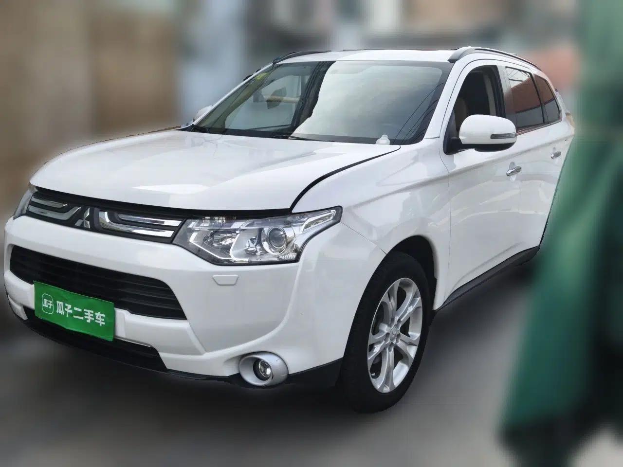 Mitsubishi Outlander 2013 2.4L 4x4 Luxury Navigation Edition 5 Seats — миниатюра 1