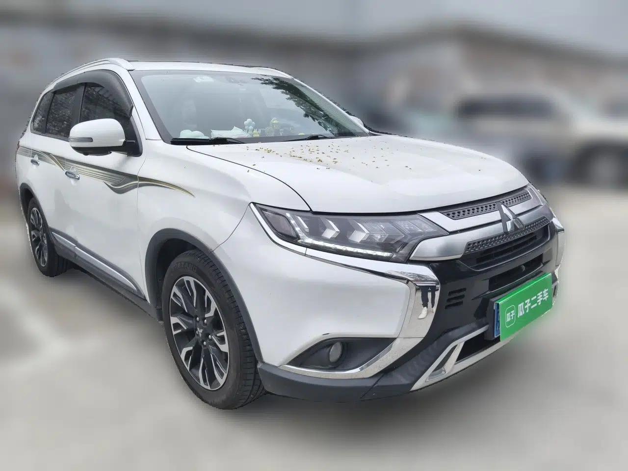 Mitsubishi Outlander 2019 2.4L 4x4 Zhi Xiang Edition 5 Seats China V Emission Standard — миниатюра 3