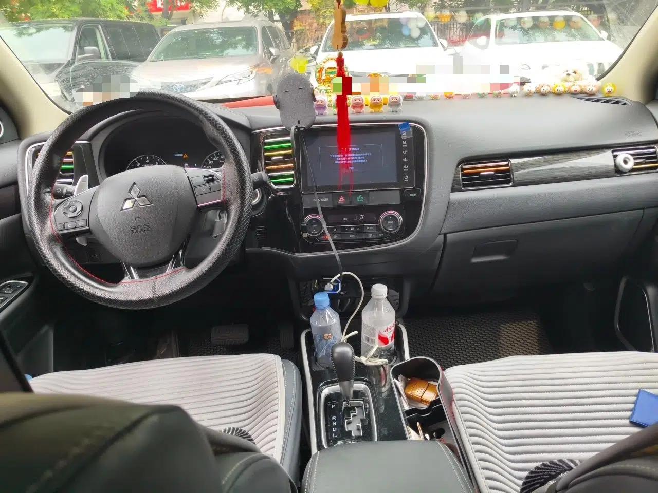 Mitsubishi Outlander 2019 2.4L 4x4 Zhi Xiang Edition 5 Seats China V Emission Standard — миниатюра 9