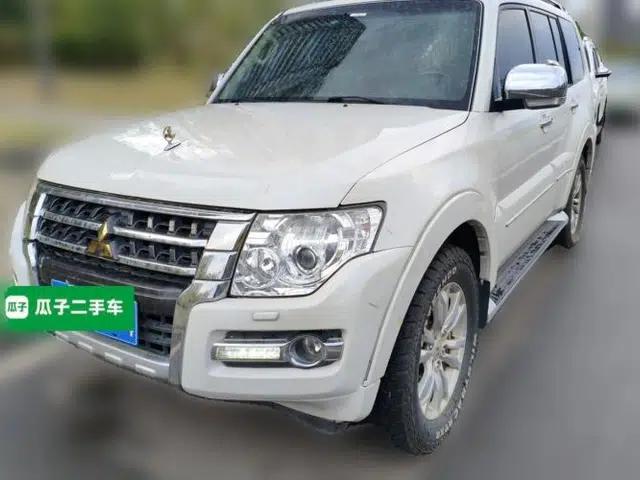 Mitsubishi Pajero Pajero 3.8L seven‑seat gasoline automatic with sunroof