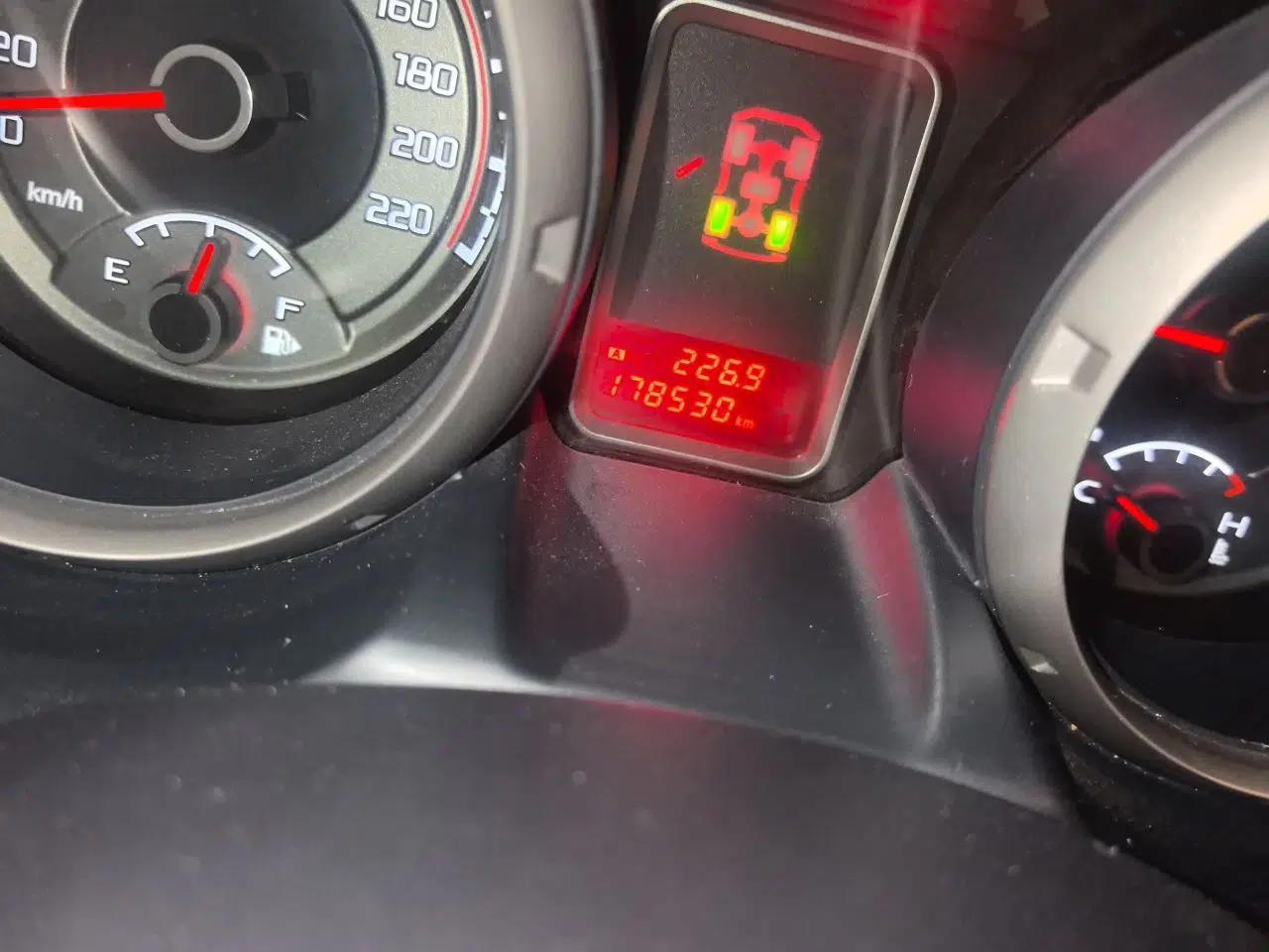 Mitsubishi Pajero 2018 3.0L Automatic Standard Edition — миниатюра 12