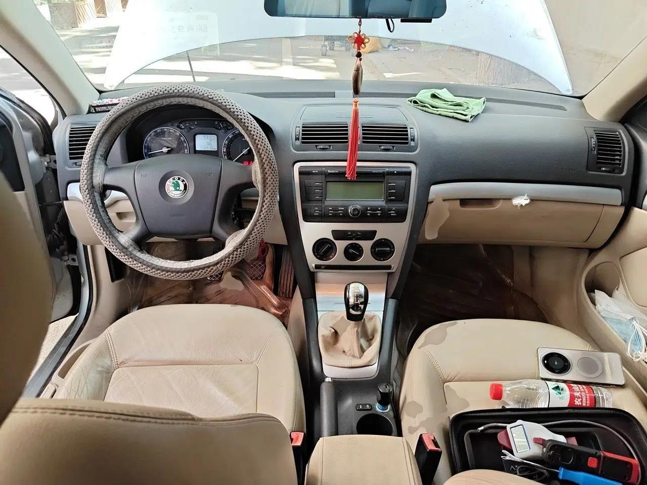 Skoda Octavia 2009 1.6L Manual Elegance Edition — миниатюра 9