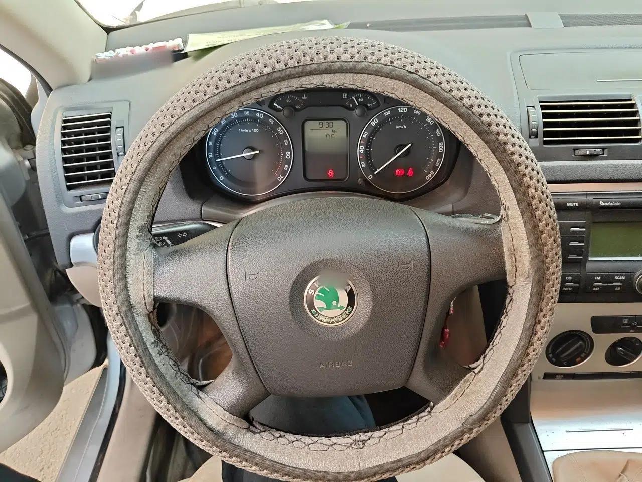 Skoda Octavia 2009 1.6L Manual Elegance Edition — миниатюра 10
