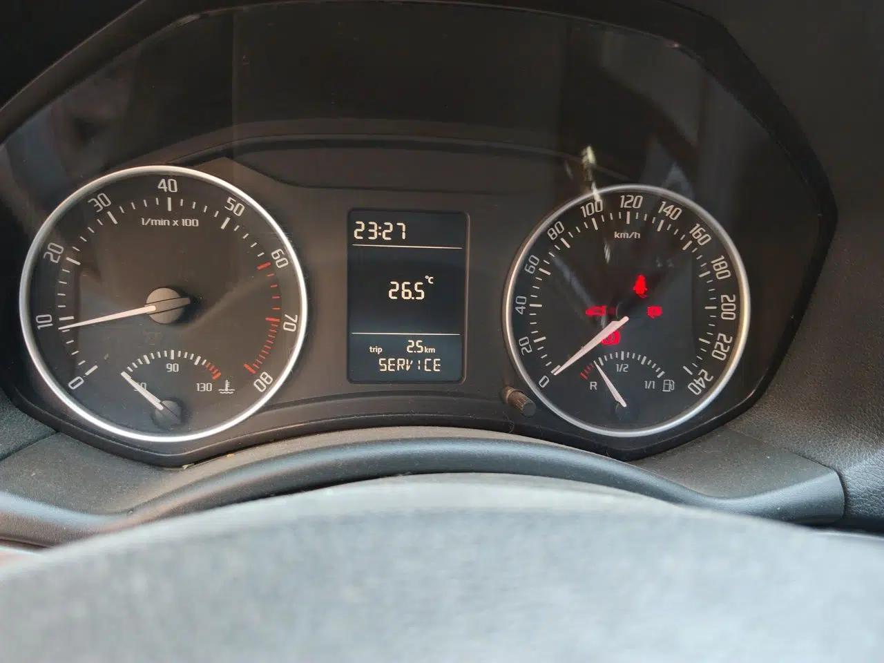 Skoda Octavia 2012 1.6L Manual Eado Edition — миниатюра 11