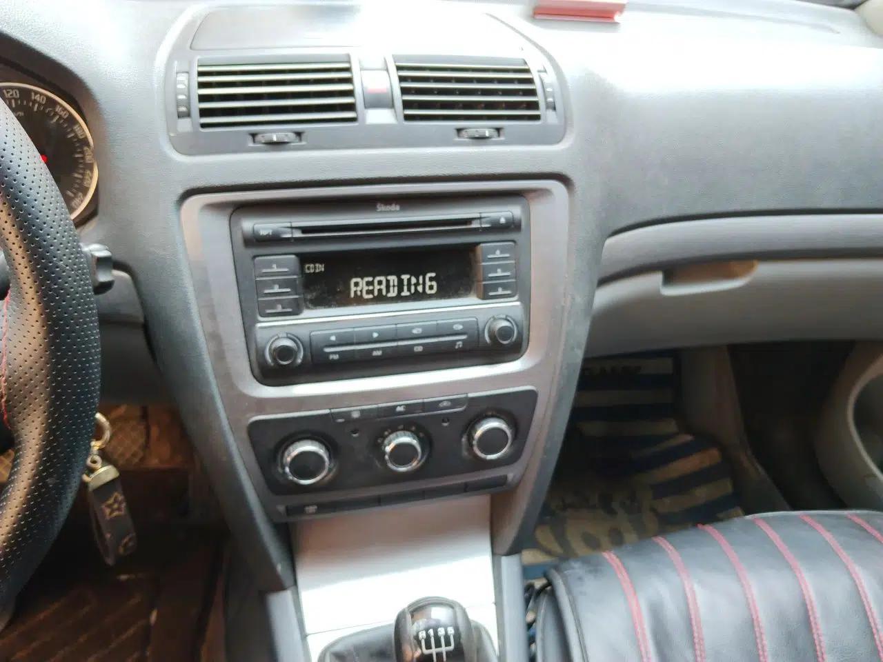 Skoda Octavia 2012 1.6L Manual Eado Edition — миниатюра 13