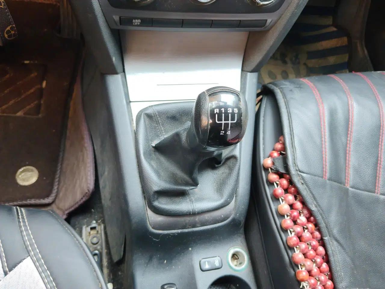 Skoda Octavia 2012 1.6L Manual Eado Edition — миниатюра 14