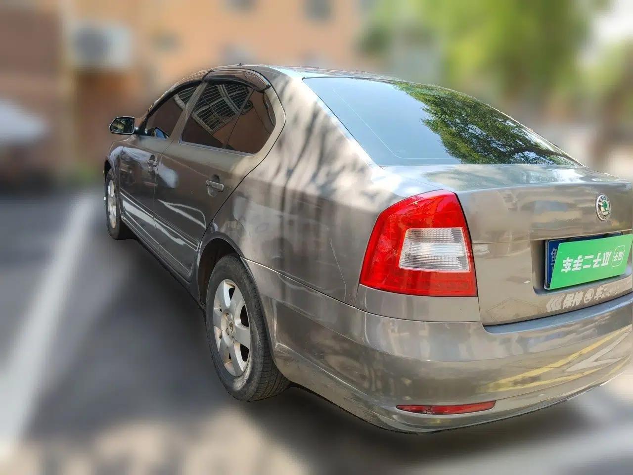 Skoda Octavia 2012 1.6L Manual Eado Edition — миниатюра 4