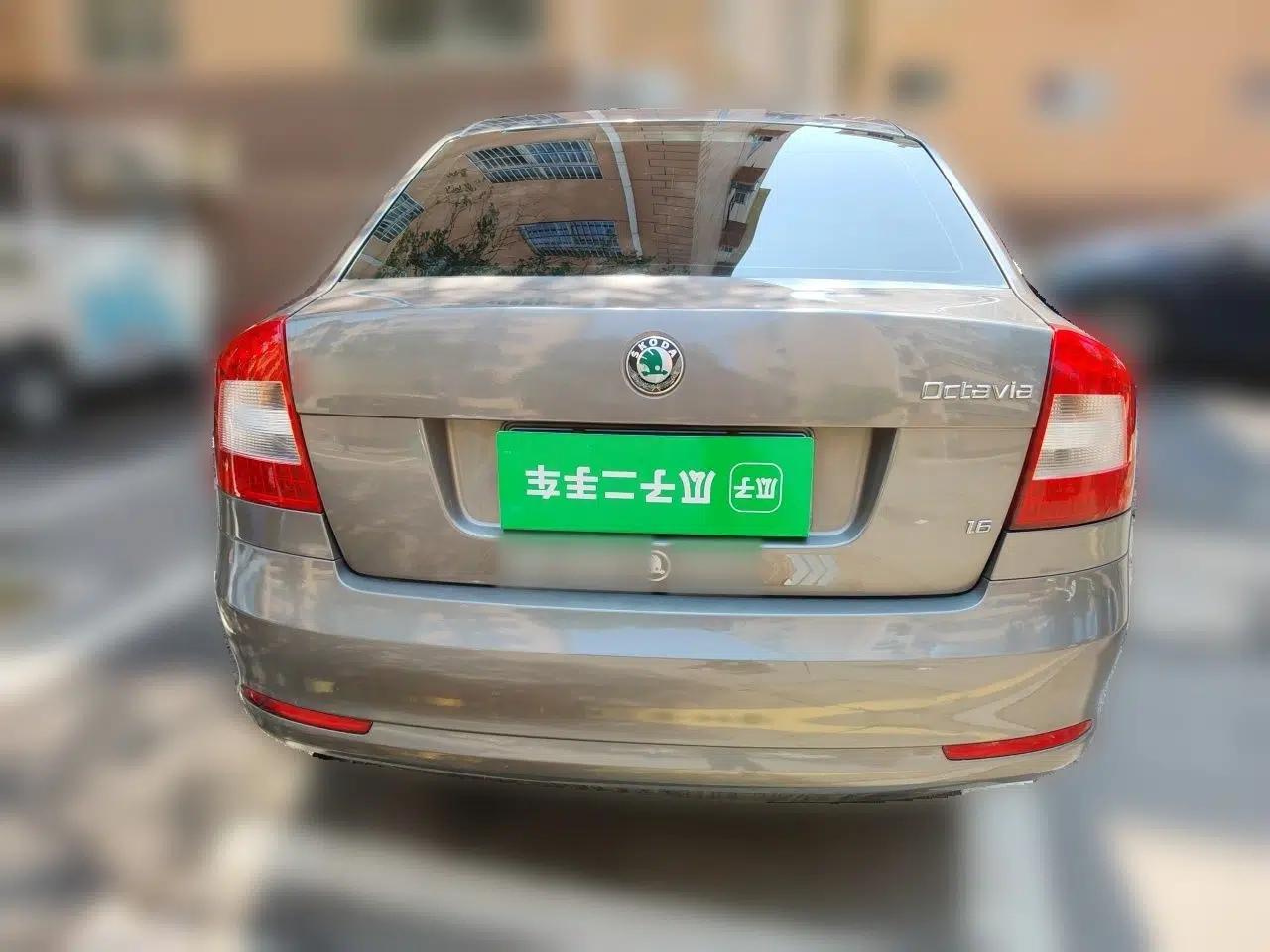 Skoda Octavia 2012 1.6L Manual Eado Edition — миниатюра 5