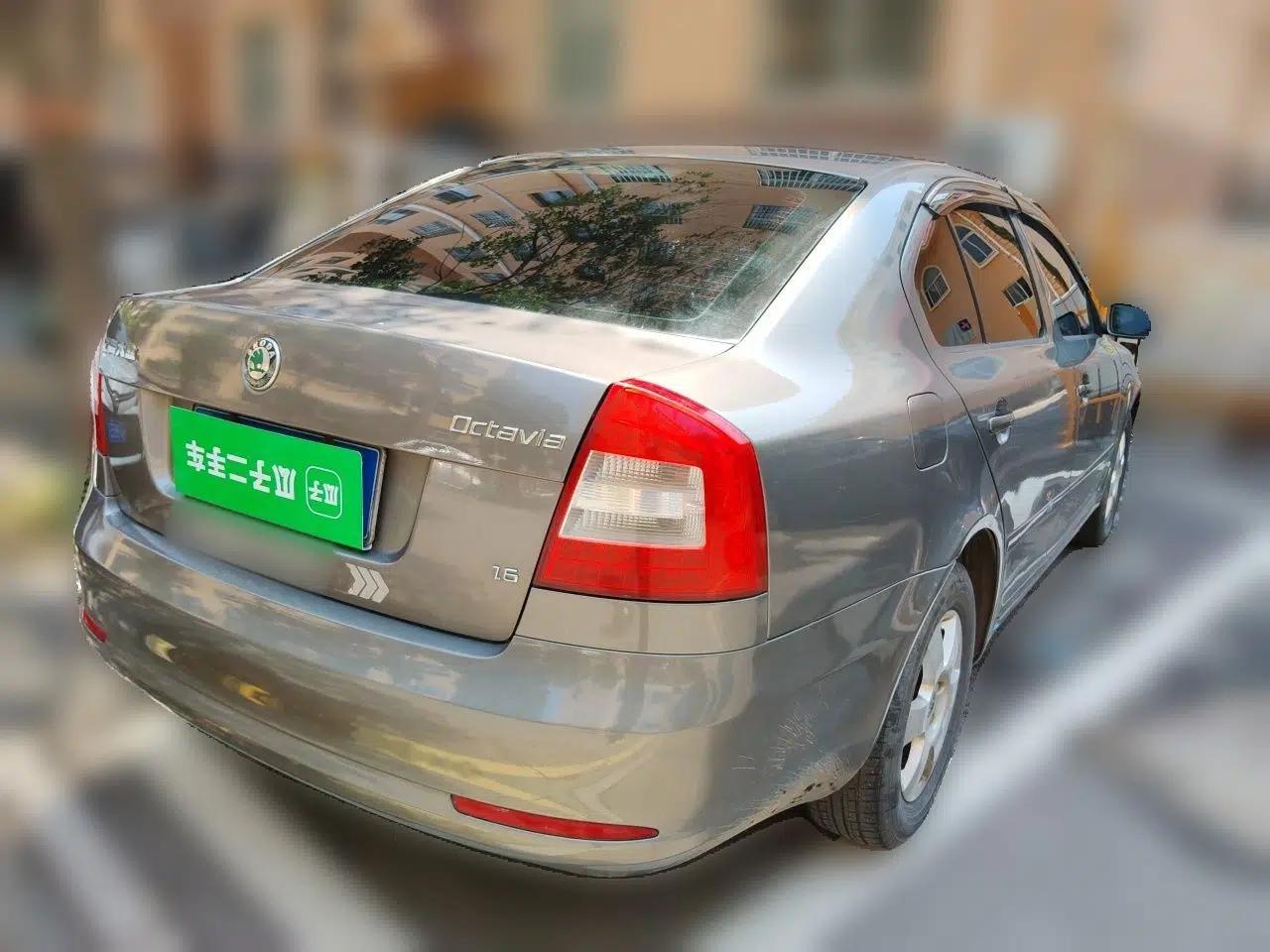Skoda Octavia 2012 1.6L Manual Eado Edition — миниатюра 6