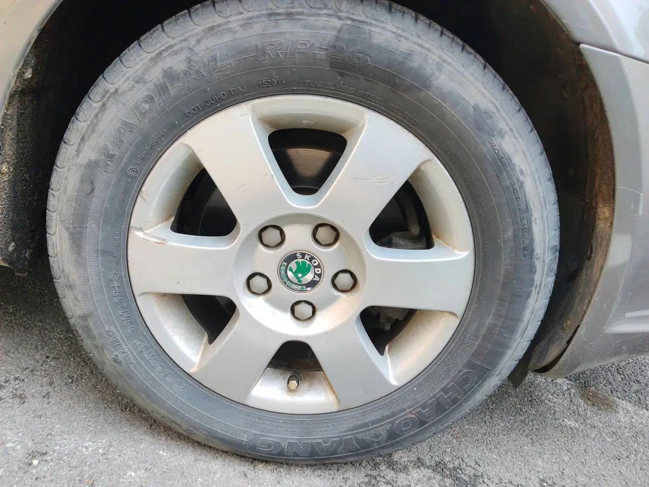 Skoda Octavia 2012 1.6L Manual Eado Edition — миниатюра 8