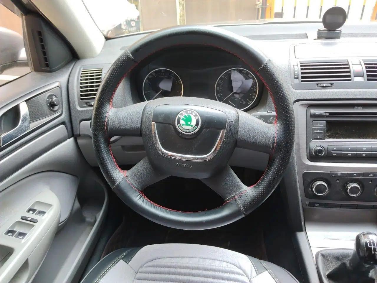 Skoda Octavia 2012 1.6L Manual Eado Edition — миниатюра 10