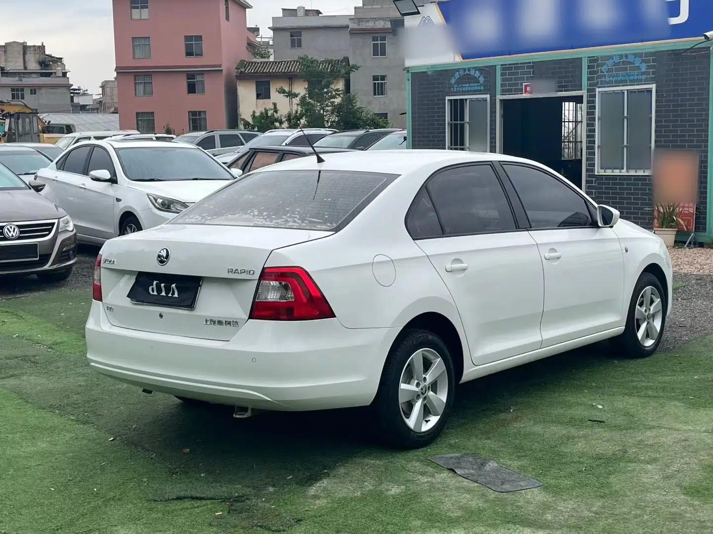 Skoda Rapid 2016 1.6L Automatic Chuanxing Edition — миниатюра 6