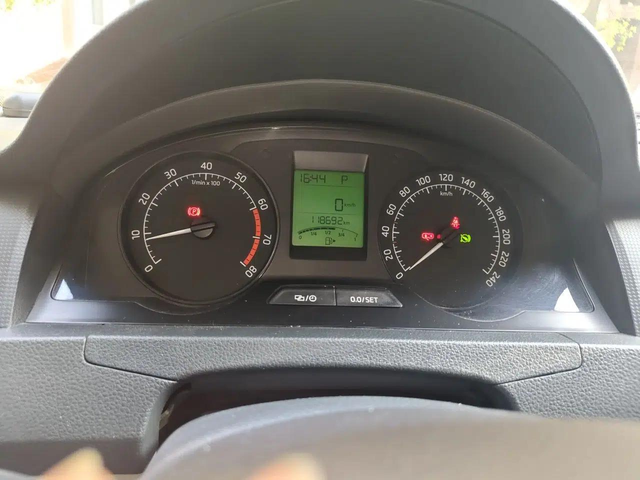 Skoda Rapid 2016 1.6L Automatic Chuanxing Edition — миниатюра 11