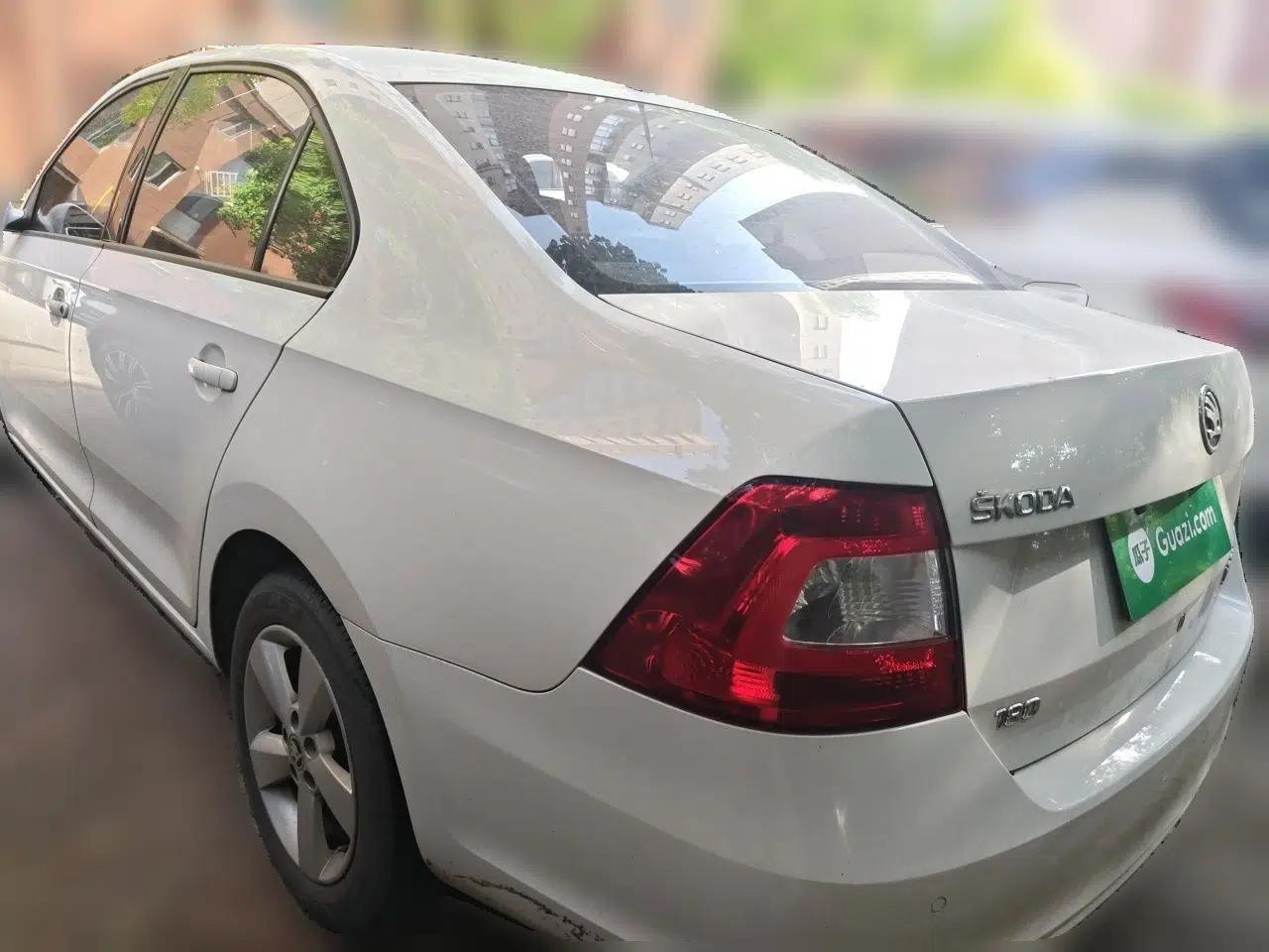 Skoda Rapid 2016 1.6L Automatic Chuanxing Edition — миниатюра 4