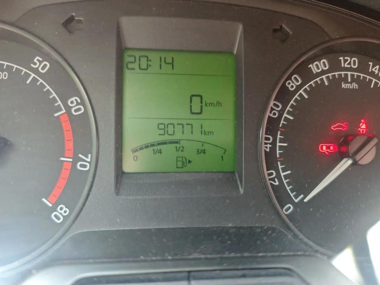 Skoda Rapid 2016 1.6L Manual Trend Edition — миниатюра 12