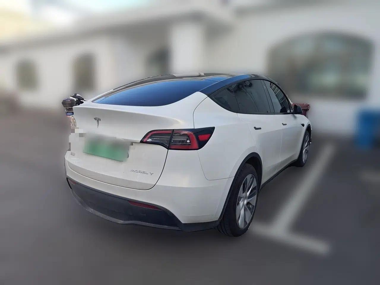 Tesla Model Y 2023 Long-Range All-Wheel-Drive Version — миниатюра 6