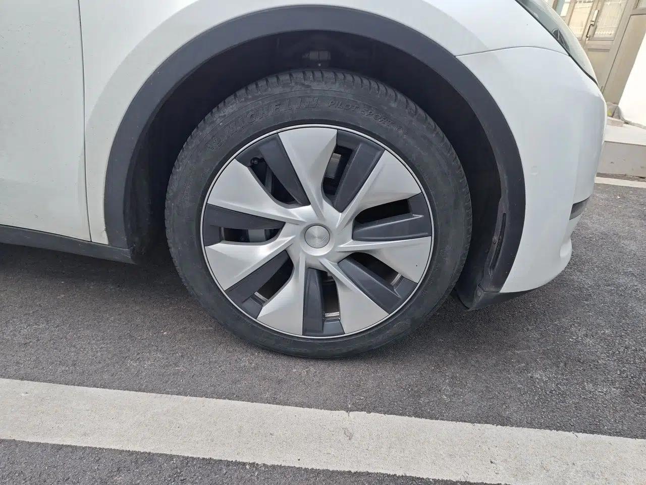 Tesla Model Y 2023 Long-Range All-Wheel-Drive Version — миниатюра 8