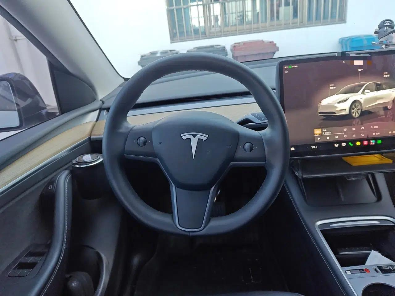 Tesla Model Y 2023 Long-Range All-Wheel-Drive Version — миниатюра 10