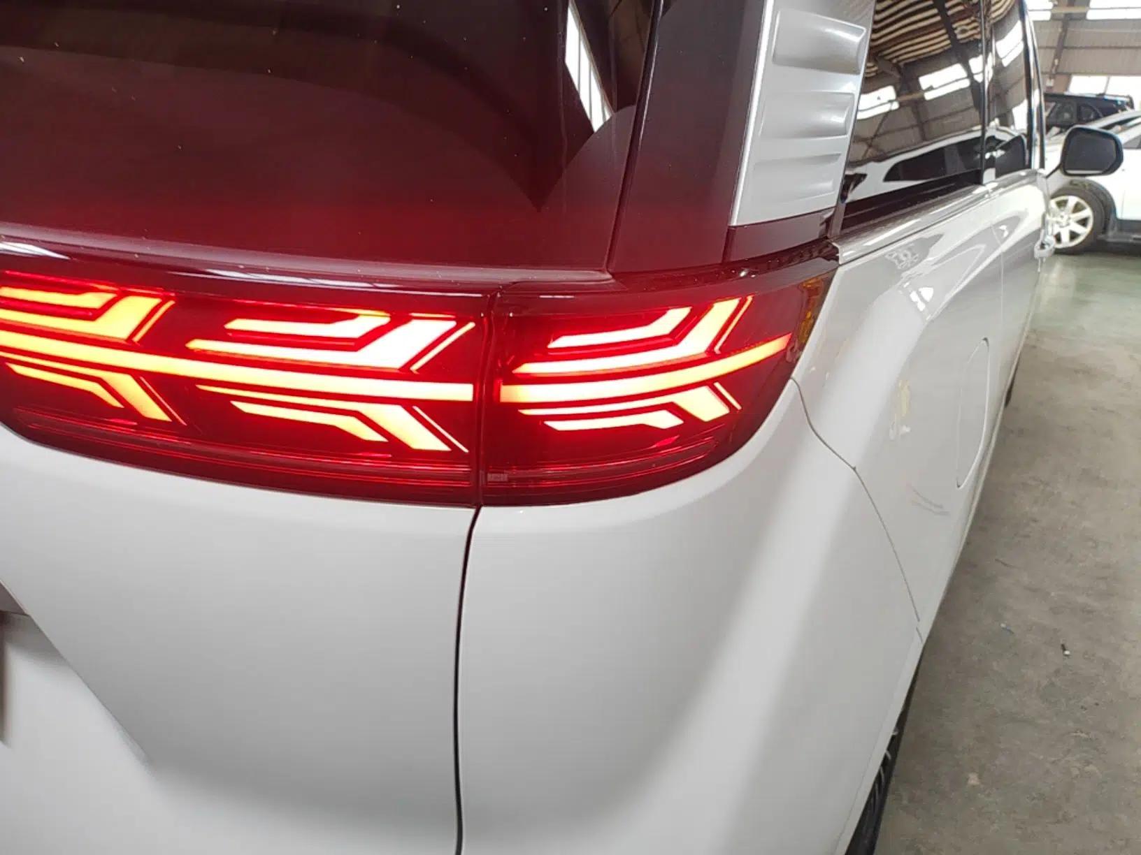 Denza D9 2022 EV 600 Four-Wheel Drive Prestige Model — миниатюра 14