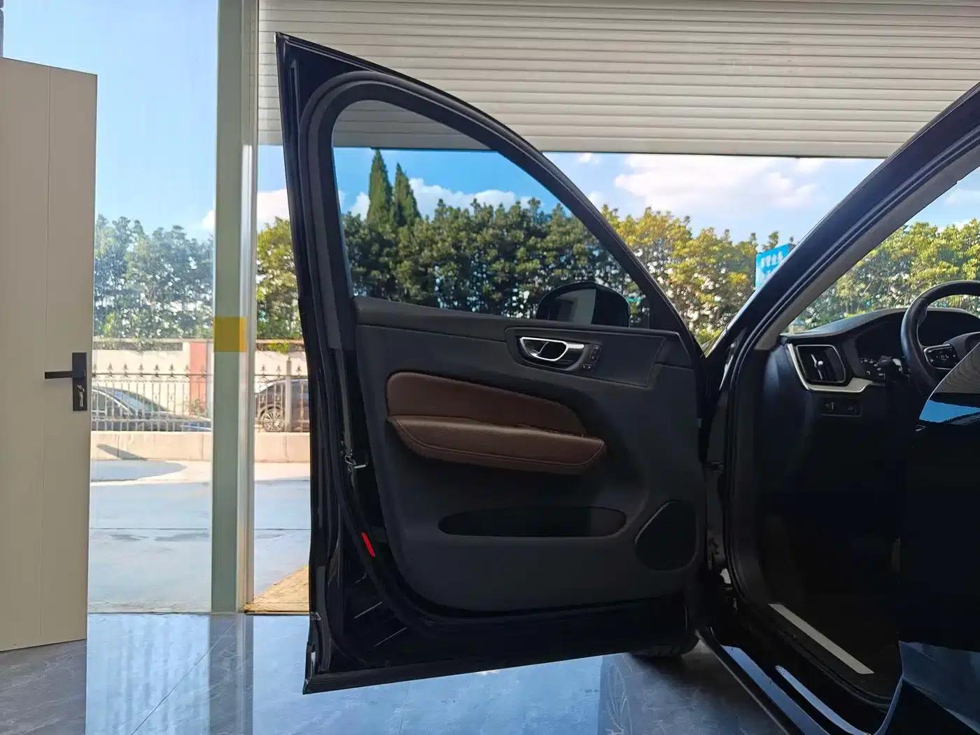 2020 Volvo XC60 T5 AWD Inscription Luxury Edition — миниатюра 7