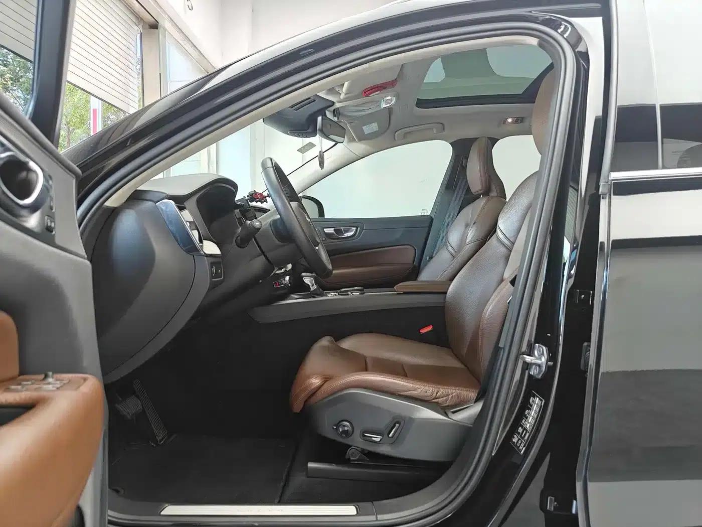 2020 Volvo XC60 T5 AWD Inscription Luxury Edition — миниатюра 8